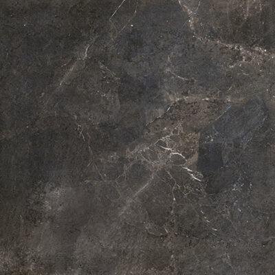 Le carrelage Great Royal Stone black diamond imite la pierre et le marbre. Il est de couleur noire avec des veines grises et brunes