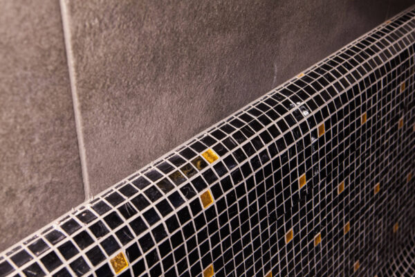 Hamman privée en carrelage, banc en mosaïque, mur en carreaux, canton de Vaud