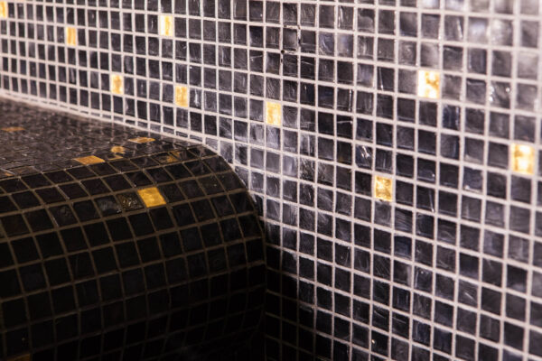 Hamman privée en carrelage, détail en le mur et la banc. Mosaïque, canton de Vaud