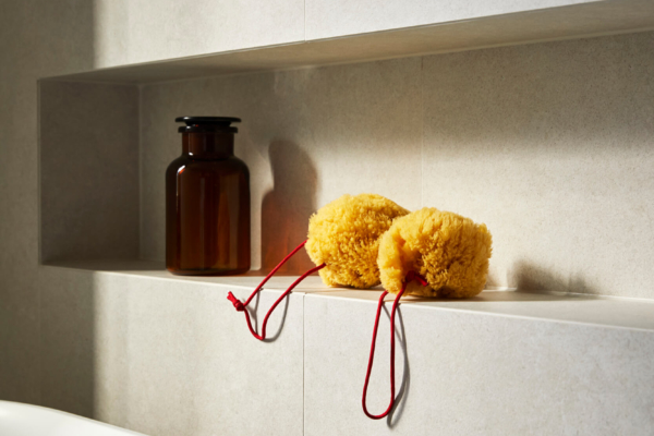 Niche encastrée pour salle de bain en carrelage. Rénovation effectuée à Vevey