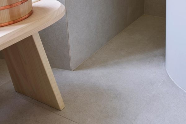 Détail de mur et sol d'un carrelage posée dans une salle de bain à Vevey