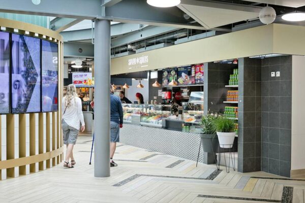 Carrelage dans hall des restaurants à Genève aéroport