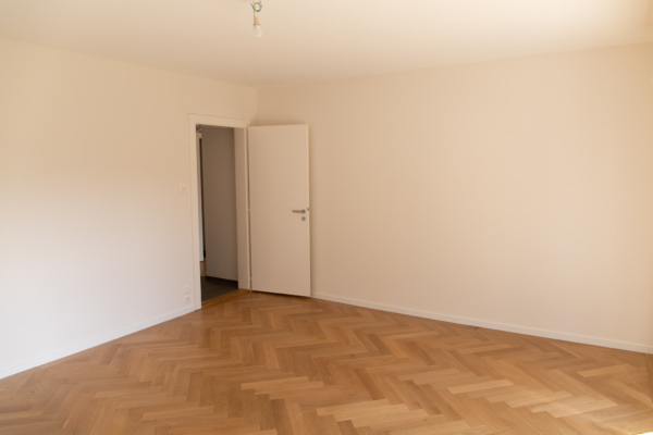 Chambre à coucher avec parquet rénové et mur repeint. Travail effectuée À Pully près de Lausanne