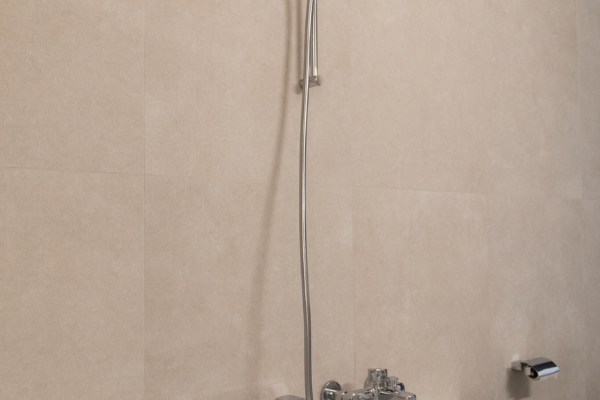 Baignoire et incrustation des appareils sanitaire dans le carrelage après rénovation