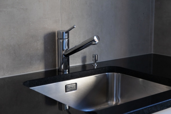 Détail d'un lavabo après une rénovation d'une cuisine dans un appartement à Pully près de Lausanne