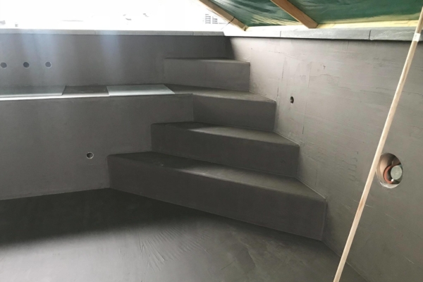 Détail d'un escalier en carrelage pour une piscine.