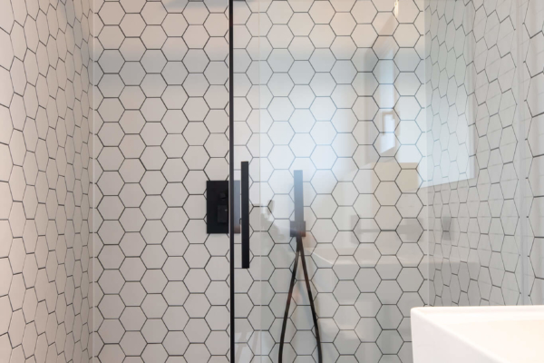 Douche italienne avec carrelage en carreaux hexagonaux blancs. Travaux effectuée à Rolle