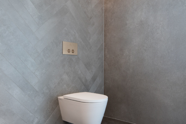 Toilettes avec carrelage design, grands format au sole et petit formats. Maison à Rolle