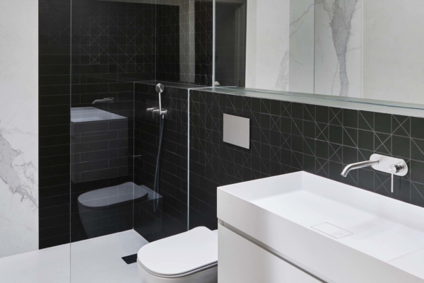 Salle de bain d'une maison d'architecte à Pully. Douche italienne et lavabo