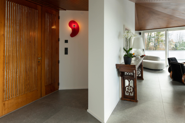 Hall d'entrée avec carrelage en pierre. Travail de rénovation réalisé à Montreux
