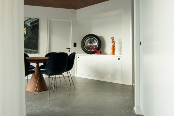 Couloir d'une maison d'architecte et mobilier design. Rénovation à Montreux