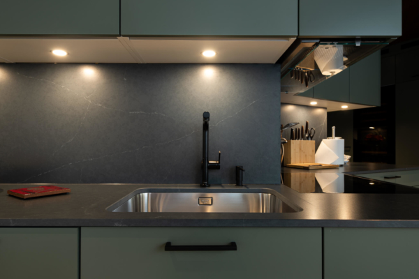 Lavabo d'une cuisine rénovée