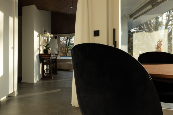 Salle à manger et couloir avec carrelage à Montreux