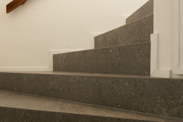 Détail sur la tranche d'une tranche d'un escalier en carrelage à Montreux