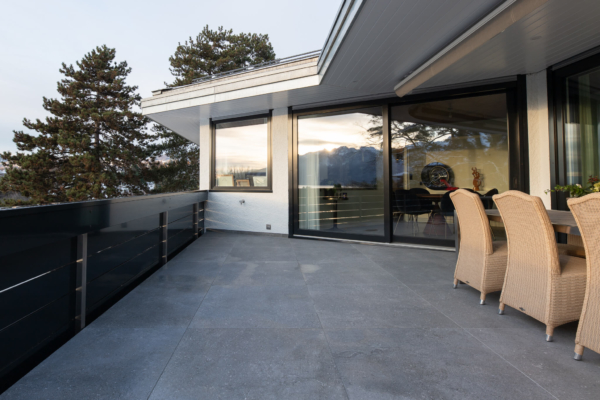 Terrasse en carrelage à Montreux.