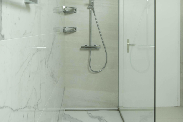 Plan large d'une douche italienne