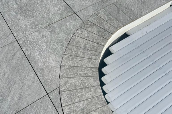 Angle arrondi pour piscine en carrelage