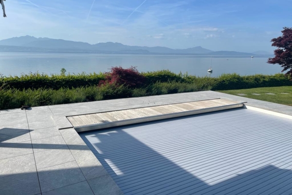 Détails de la couverture de la la piscine et son intégration