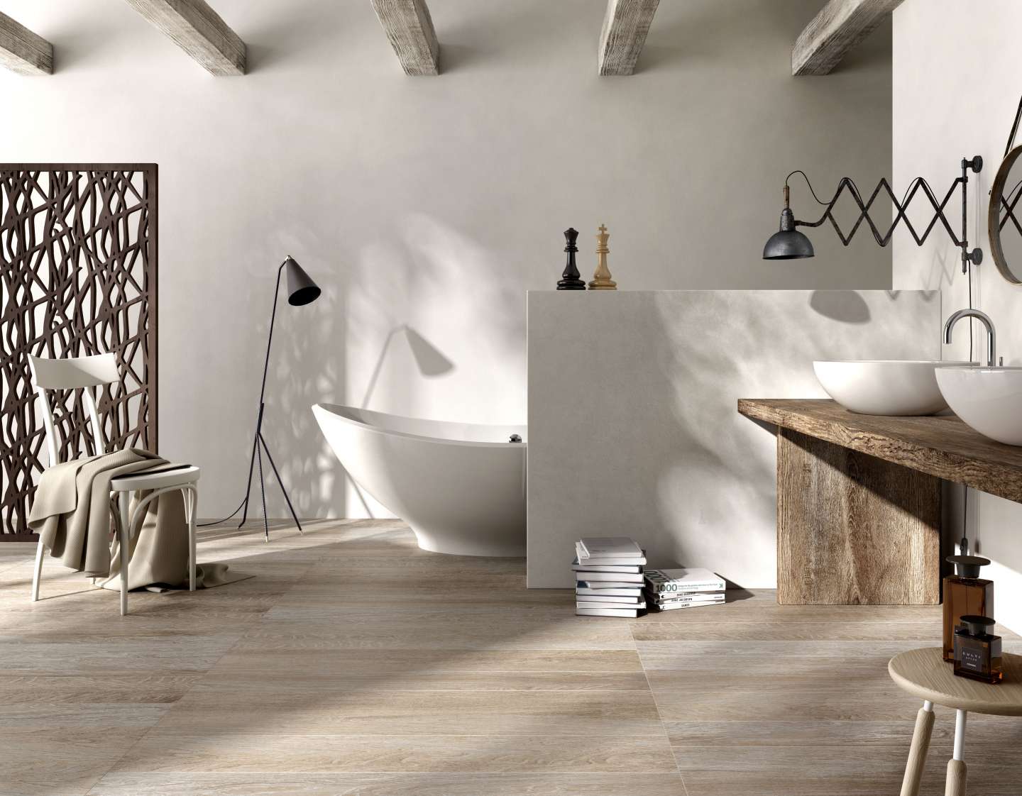 In Wood 3 Salle de bains avec murs et baignoire blanc, sol avec carrelage imitation parquet au sol In Wood