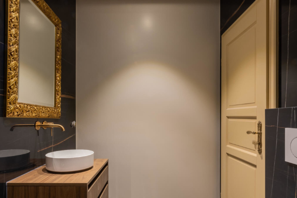 Salle de bains rénovée avec carrelage imitation marbre noire et mur peint en blanc