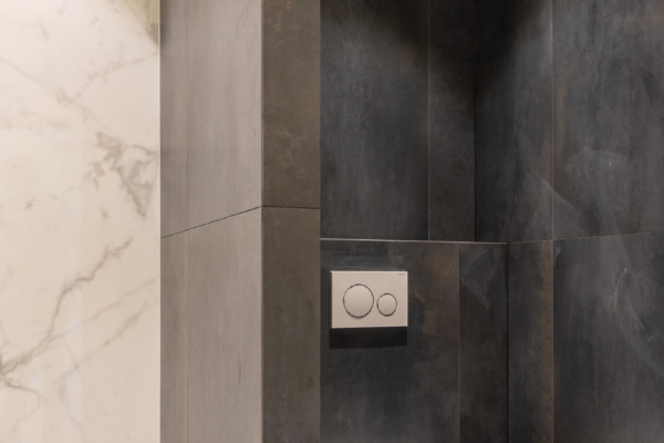 Toilettes avec deux carrelages différents qui délimitent les espaces