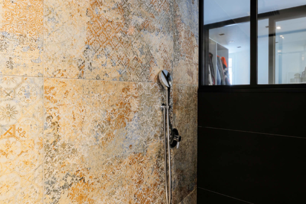 Douche italienne dans salle de bain de maison rénovée