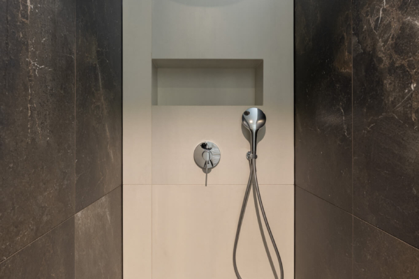 Douche italienne entre 2 murs avec carrelage imitation pierre