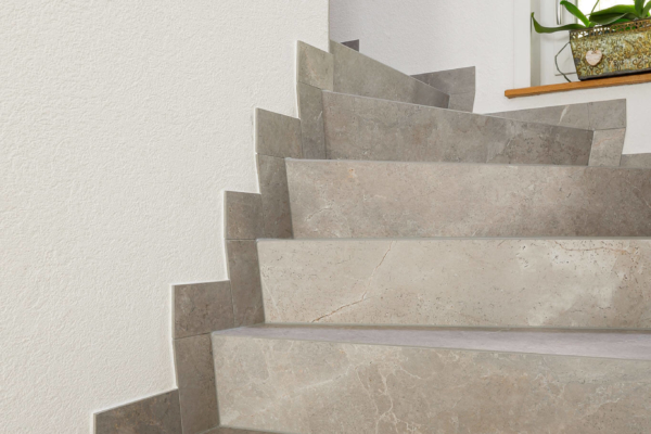 Détails de carrelage imitation parquet et carrelage gris
