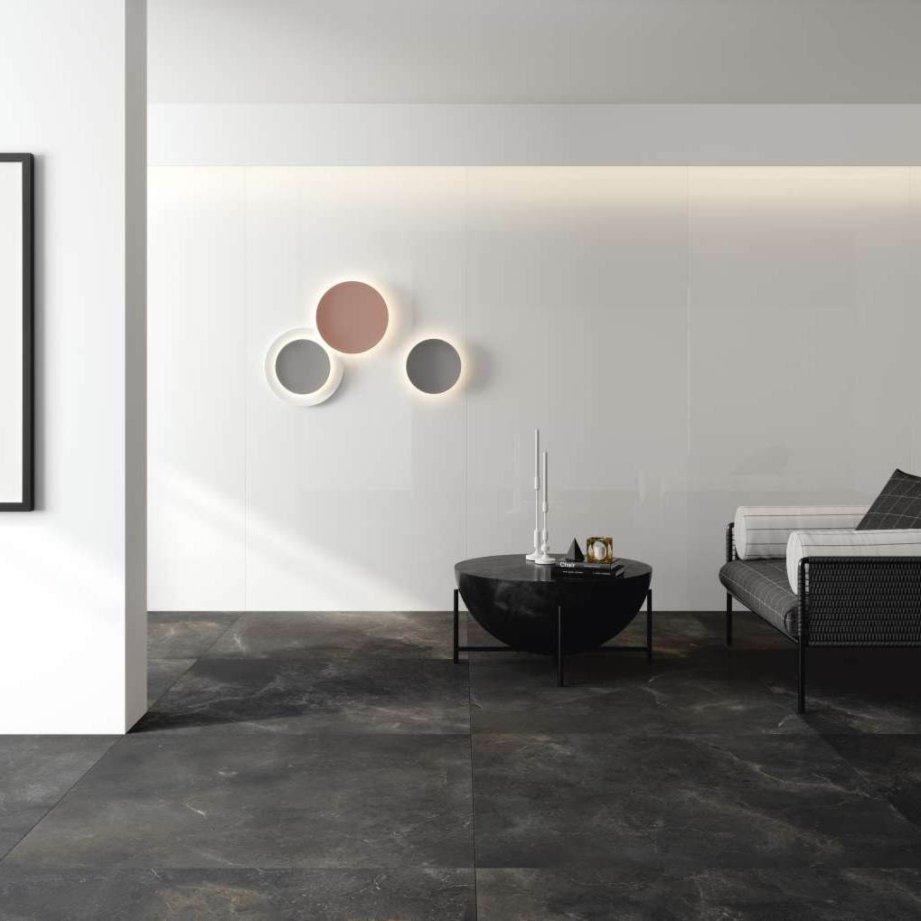 Great One 3 Salon avec carrelage grand format blanc au mur et carrelage imitation pierre au sol noir