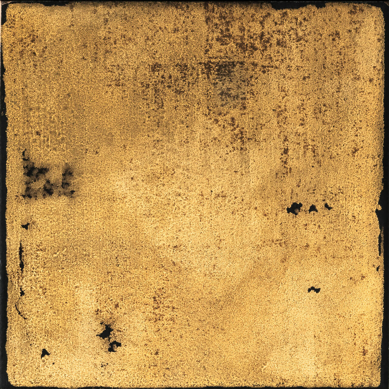 Bottega d'Arte TerreCotte Oro 1 Gros plan du carrelage Bottega d'Arte Oro Satinato Ebano, carrelage avec email couleur or satniné avec touche de noire