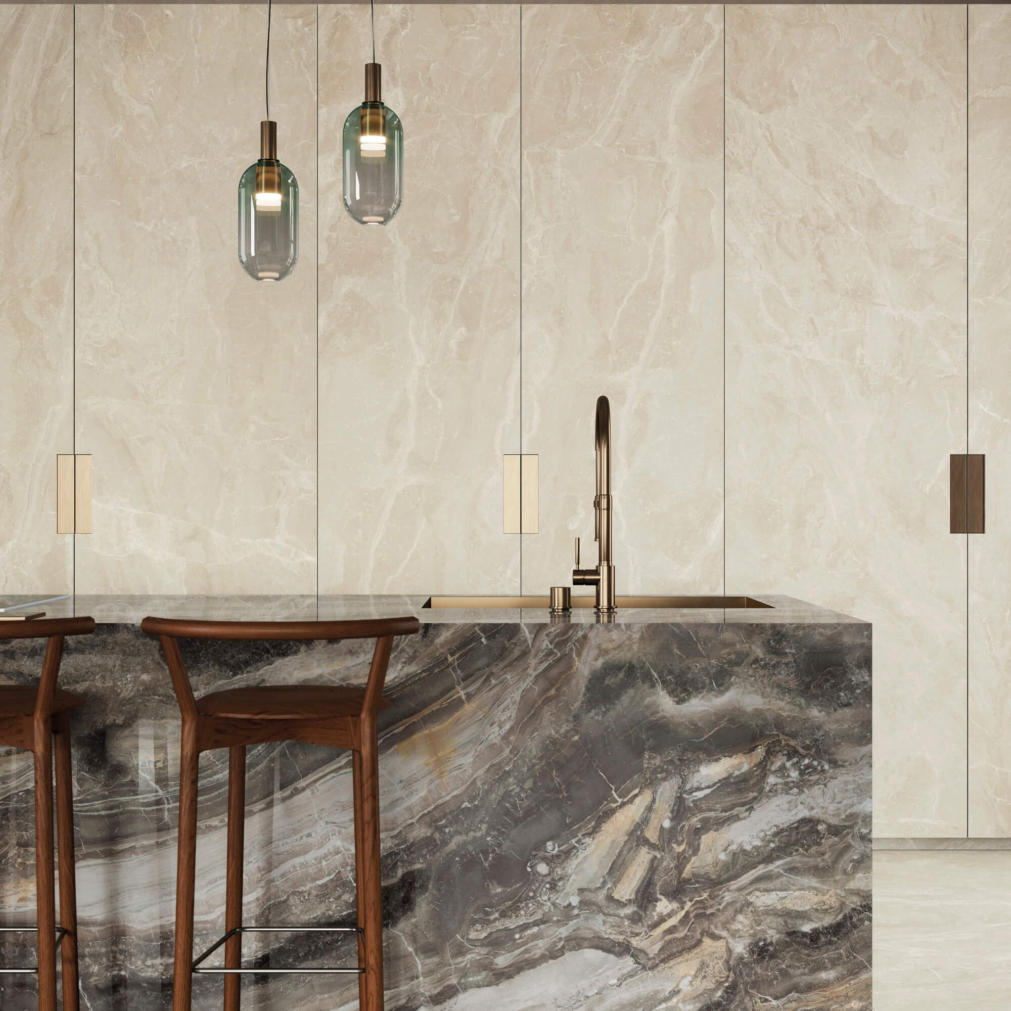 Marmi Maximum Breccia Sarda 3 Cuisine élégante avec îlot central en marbre Breccia Sarda aux veines grises et noires, éclairage suspendu moderne, tabourets en bois et sol en marbre clair. Collection Marmi Maximum Breccia Sarda