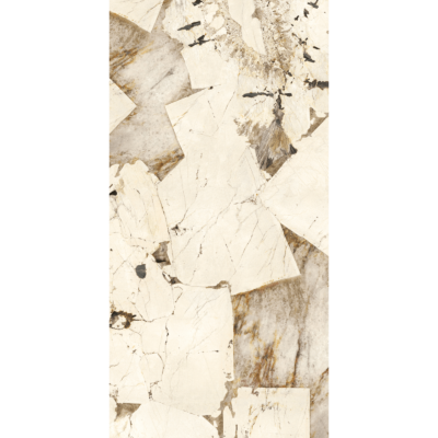 Détail du marbre Marmi Maximum Patagonia utilisé dans les images précédentes, montrant sa texture riche en détails avec des fragments de pierre de taille irrégulière en blanc, crème et doré, entrecoupés de veines et fissures naturelles sombres.