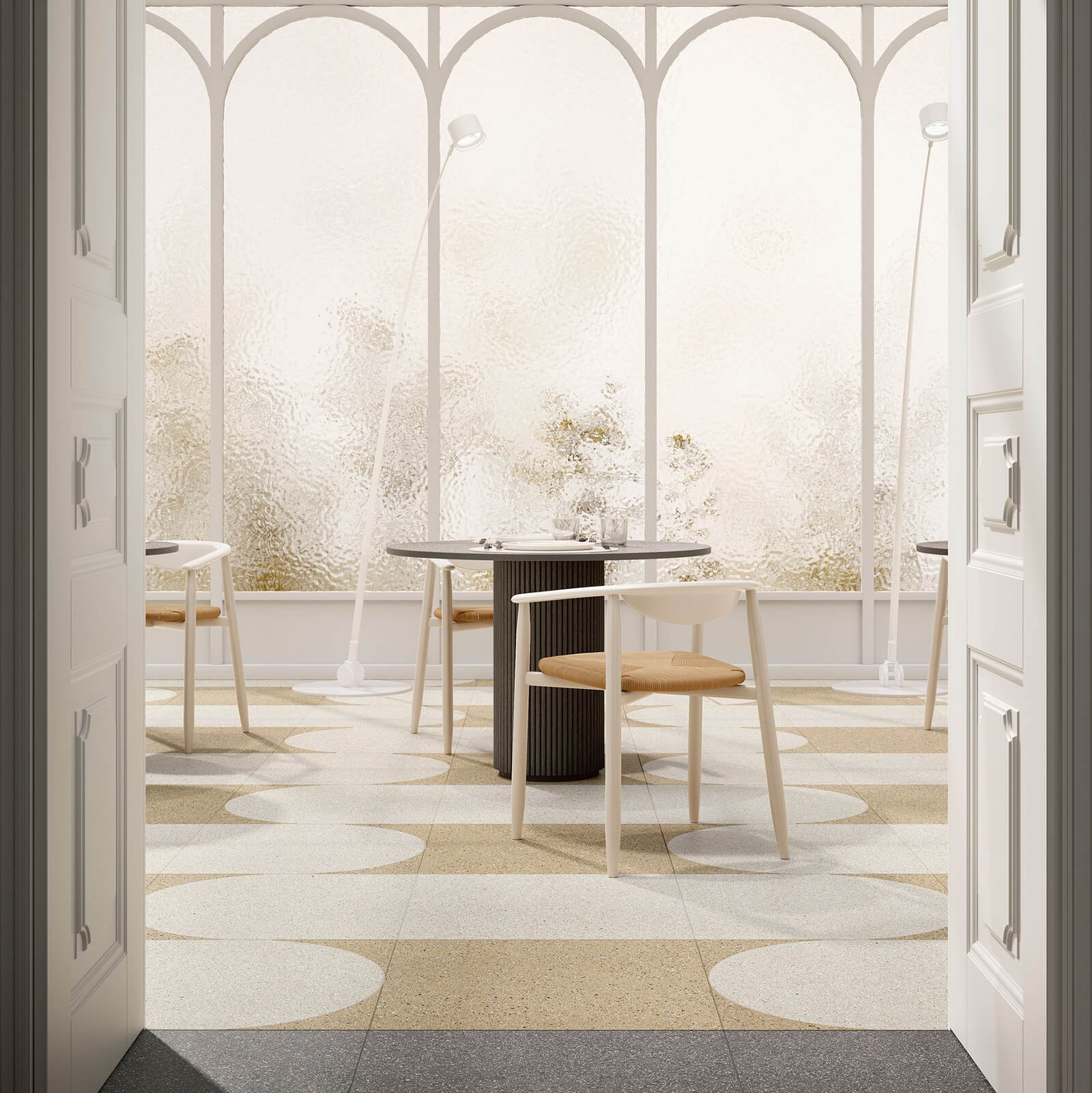 Il Veneziano 5 Zone de salle à manger contemporaine avec des fenêtres en verre givré uniques et une table circulaire, avec des chaises disposées sur un sol au motif terrazzo de la collection Il Veneziano.