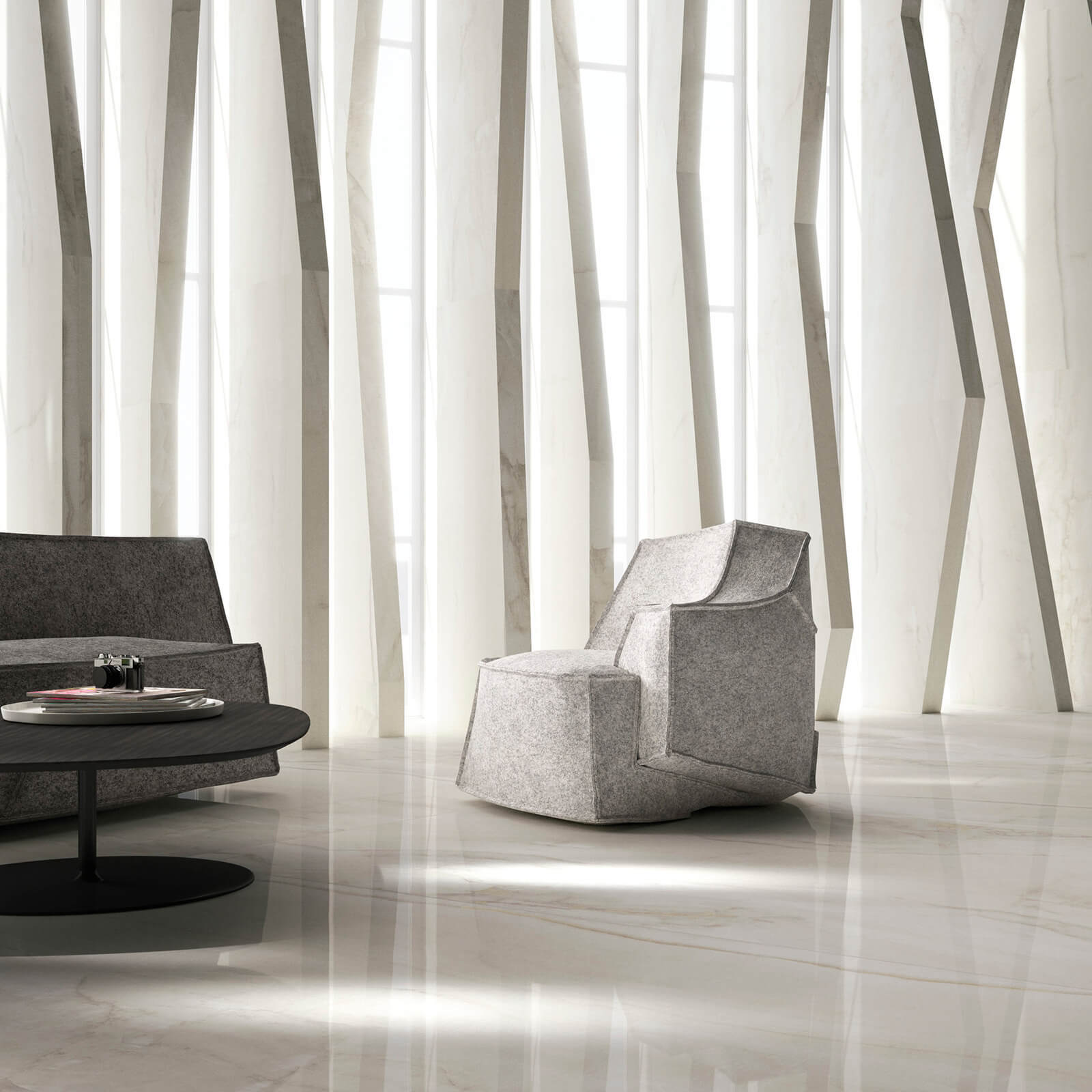 Marmi Maximum Bright Onyx 3 Hall moderne et épuré avec colonnes en marbre blanc veiné, grandes baies vitrées avec vue sur la nature, mobilier design en tissu gris, sur un sol en marbre Marmi Maximum Bright Onyx.