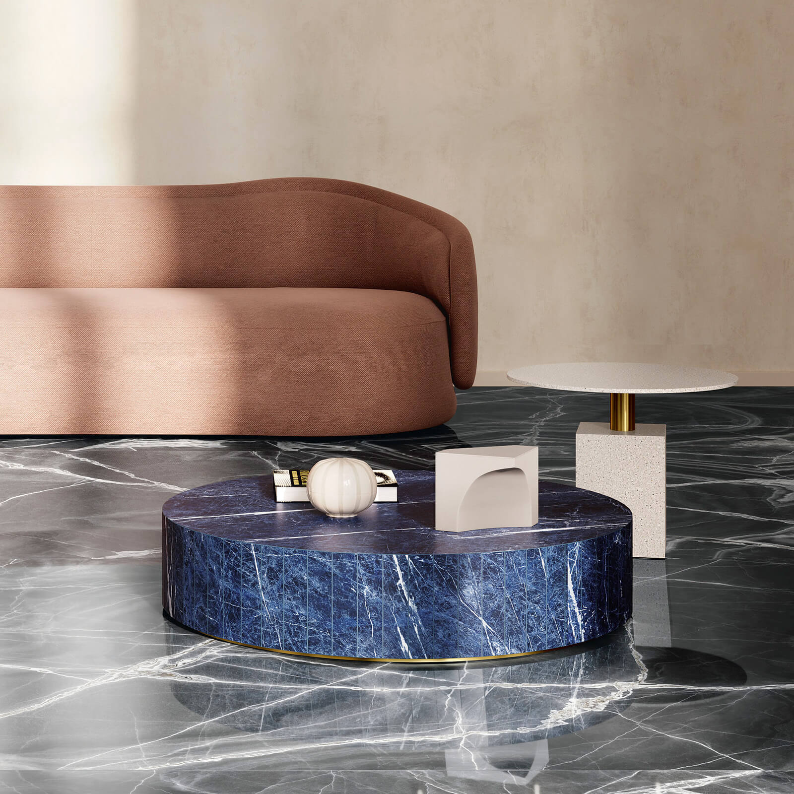Marmi Maximum Majestic Onyx 2 Carrelage en marbre imitation Marmi Maximum Majestic Onyx avec canapé brun et table basse ronde en marbre bleu dans un salon élégant