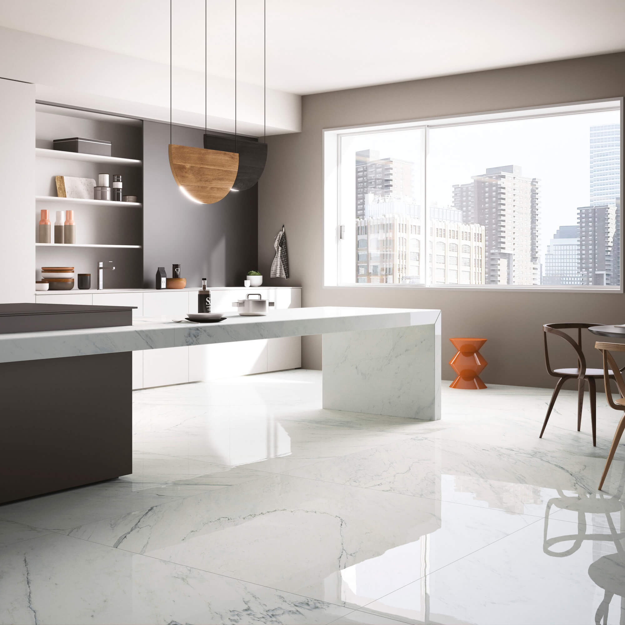 Marmi Maximum Premium White 4 Cuisine moderne avec carrelage en marbre imitation Marmi Maximum Premium White donnant sur un panorama urbain, îlot central et suspension en bois