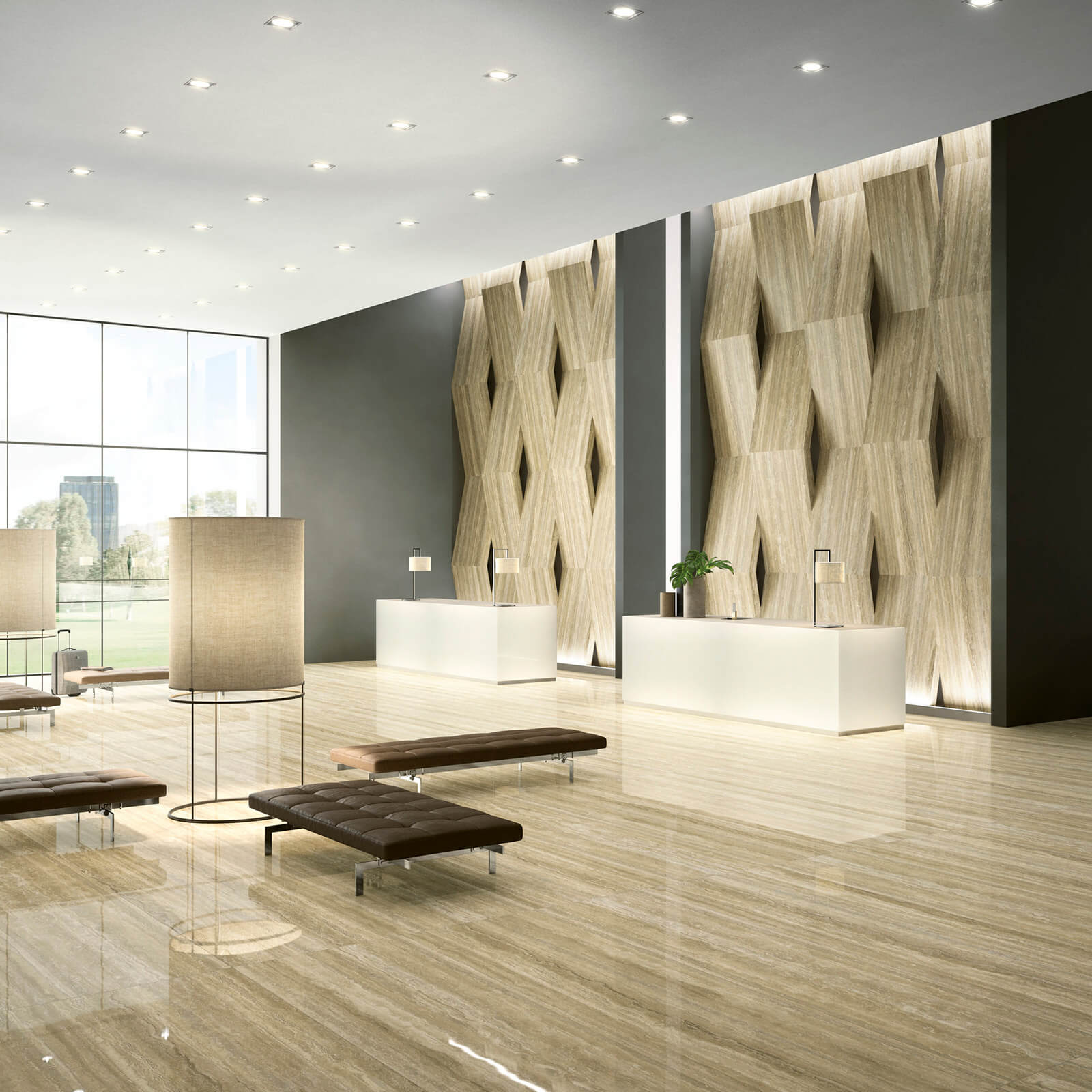 Marmi Maximum Travertino 4 Un intérieur de salon élégant avec un sol en carrelage imitation marbre Marmi Maximum Travertino clair. Deux comptoirs blancs minimalistes sont placés à l'avant, avec des sièges contemporains en cuir marron et des tables basses rondes. Des panneaux décoratifs en bois créent un motif géométrique sur les murs du fond.