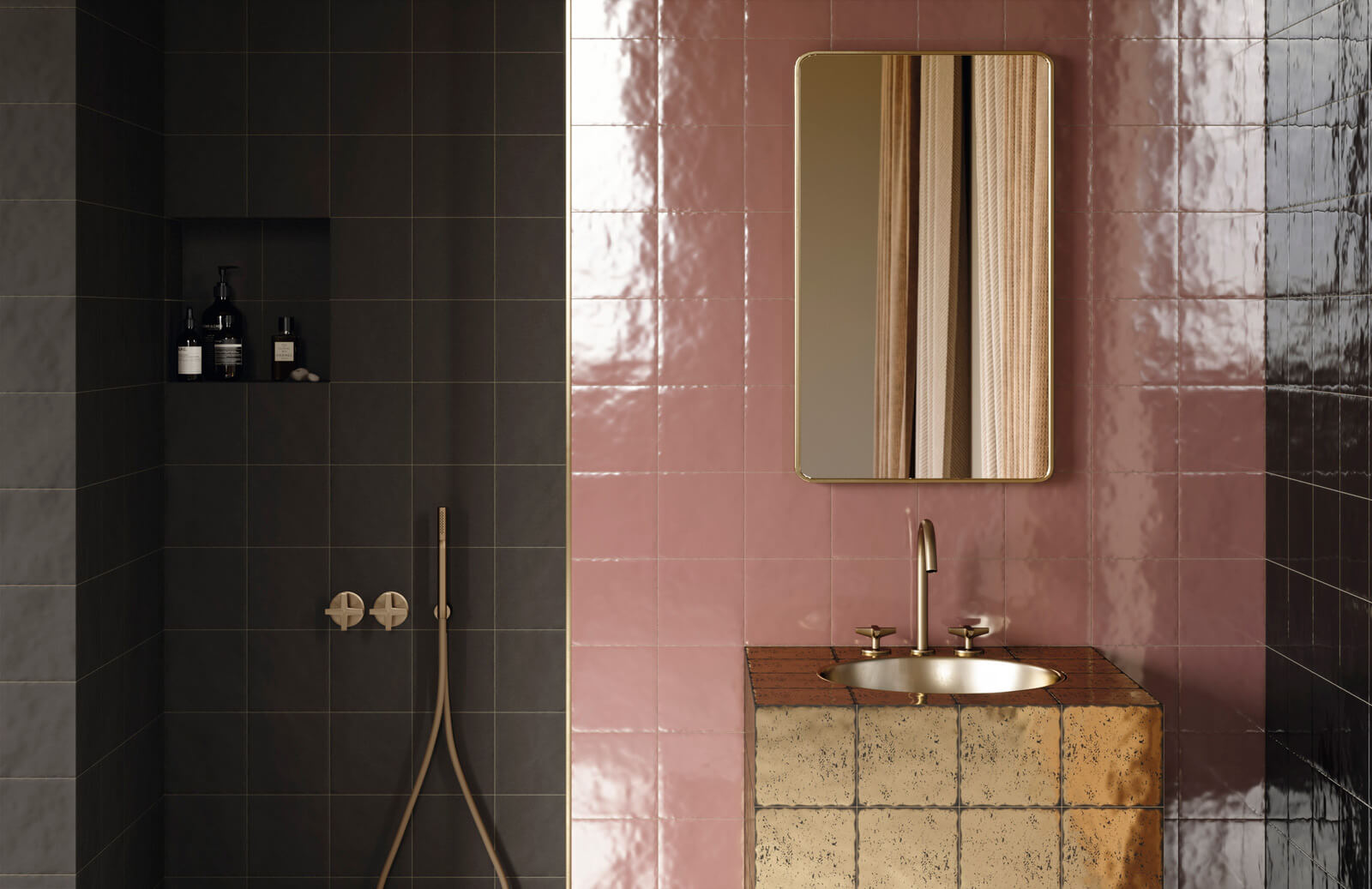 Bottega d'Arte TerreCotte Oro 3 salle de bain moderne avec des carrelage de faïence Bottega d'Arte TerreCotte Oro noirs et roses, douche avec niche pour les produits, lavabo doré avec robinetterie en or brossé, grand miroir rectangulaire