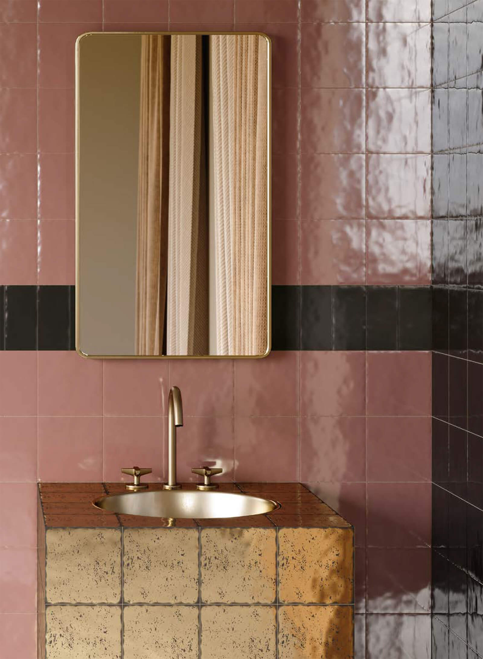 Bottega d'Arte TerreCotte Oro 4 lavabo doré avec carreaux de faïence Bottega d'Arte TerreCotte Oro rose et doré, robinetterie en or brossé, grand miroir rectangulaire avec cadre doré, rideaux beiges reflétés dans le miroir.