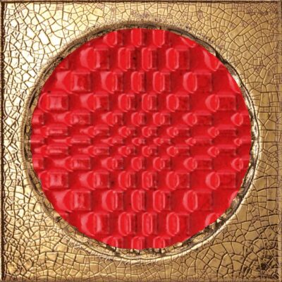 Carreau de céramique avec un motif central rouge vif, encadré par une texture dorée craquelée, collection bottega d'arte città di faenza oro