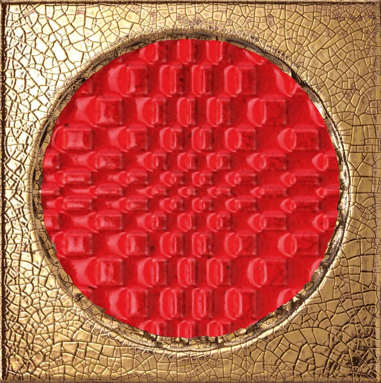 Bottega d'Arte Citta Di Faenza Oro 1 Carreau de céramique avec un motif central rouge vif, encadré par une texture dorée craquelée, collection bottega d'arte città di faenza oro