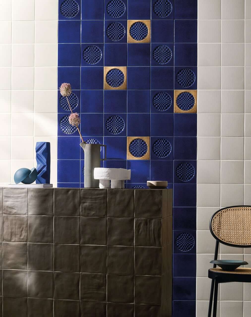 Bottega d'Arte Citta Di Faenza Oro 4 Salle de bain moderne avec mur décoré de carreaux bleus et blancs, incrustations dorées dans des motifs circulaires, collection bottega d'arte città di faenza oro