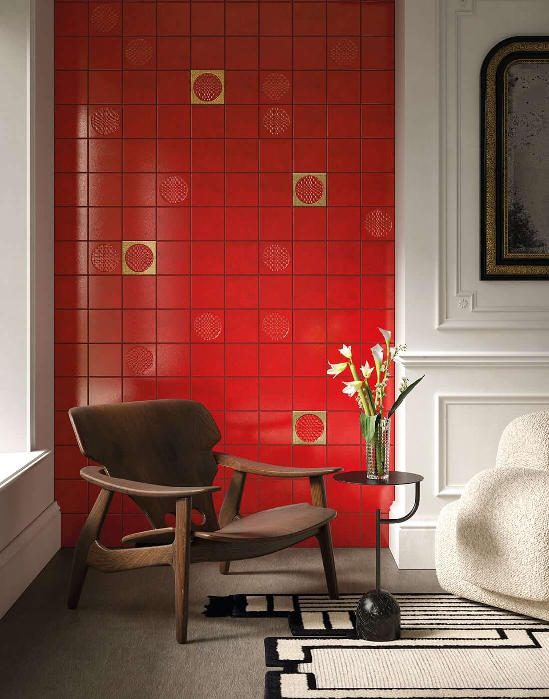 Bottega d'Arte Citta Di Faenza Oro 2 Salon élégant avec mur rouge vif, décoré de carreaux avec motifs en relief dorés, mobilier moderne en bois et fauteuil crème, collection bottega d'arte città di faenza oro.