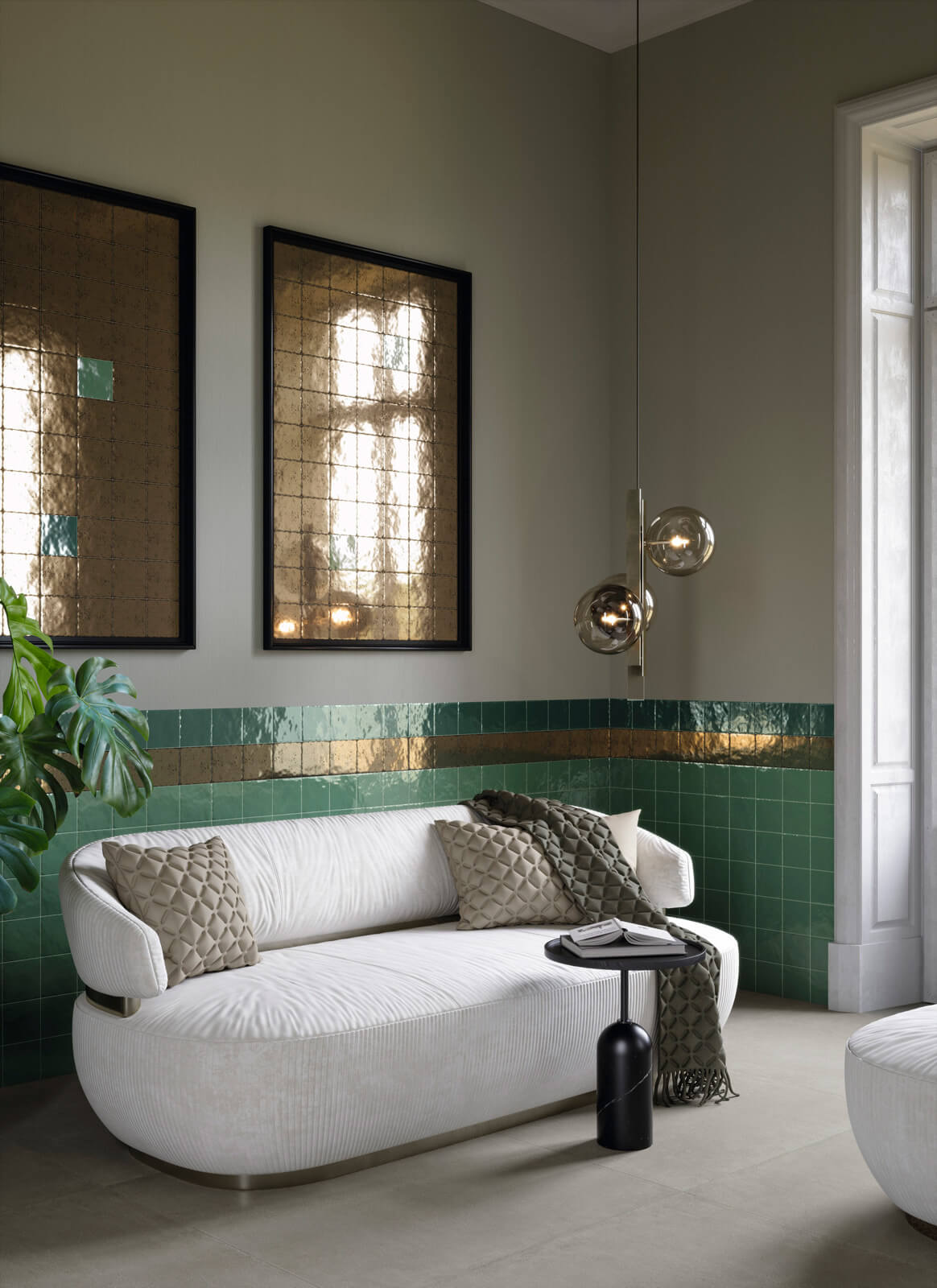 Bottega d'Arte TerreLucide Oro 4 séjour moderne avec un canapé blanc, coussins texturés, table basse noire, lampes suspendues en verre, carreaux de faïence Bottega d'Arte TerreLucide Oro vert émeraude et doré sur les murs, grandes fenêtres laissant entrer la lumière naturelle.