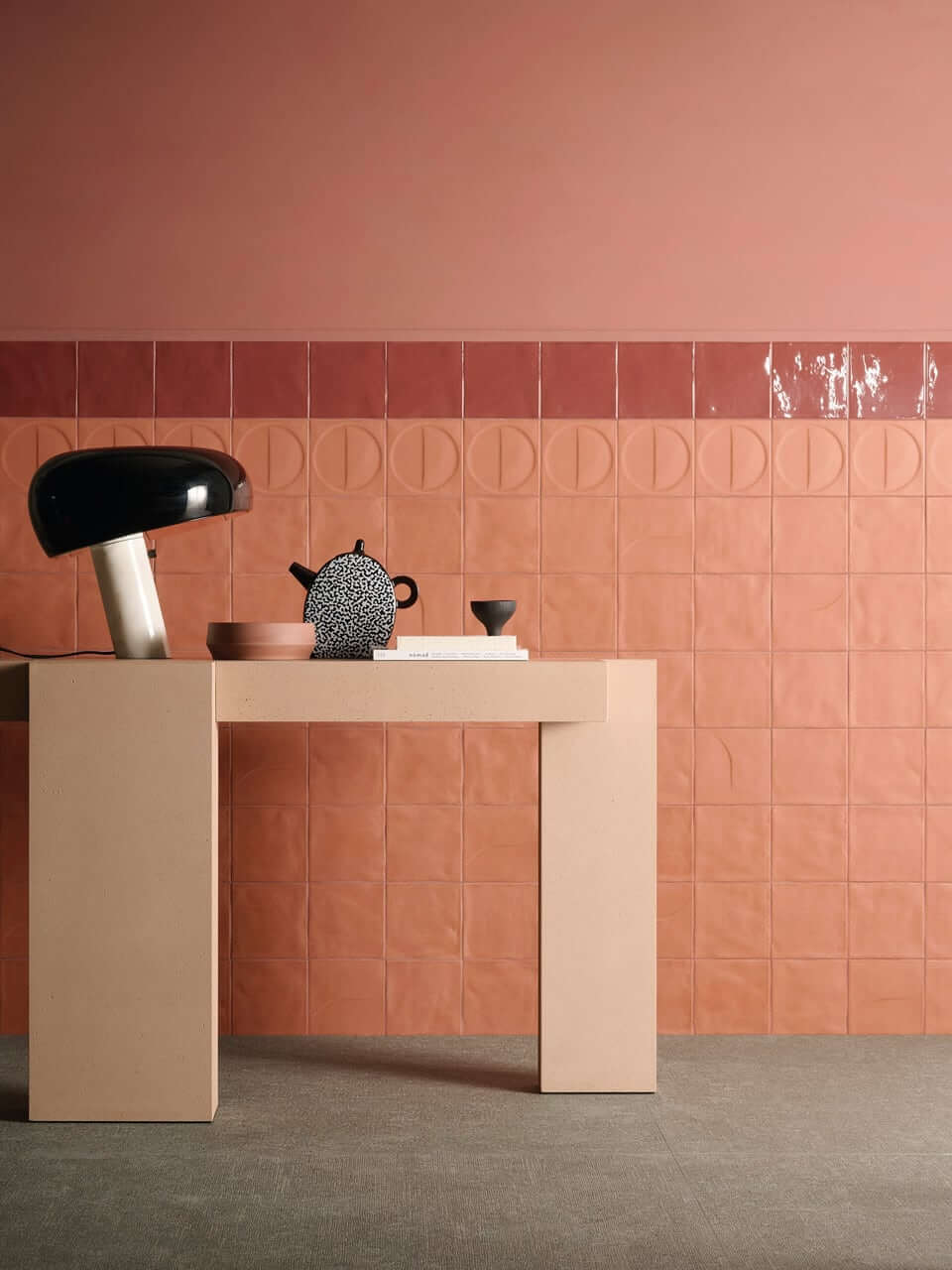Bottega d'Arte TerreCotte 4 Mureau minimaliste en béton avec accessoires noirs et beige, mur en céramique orange avec carreaux en relief, collection bottega d'arte terrecotte