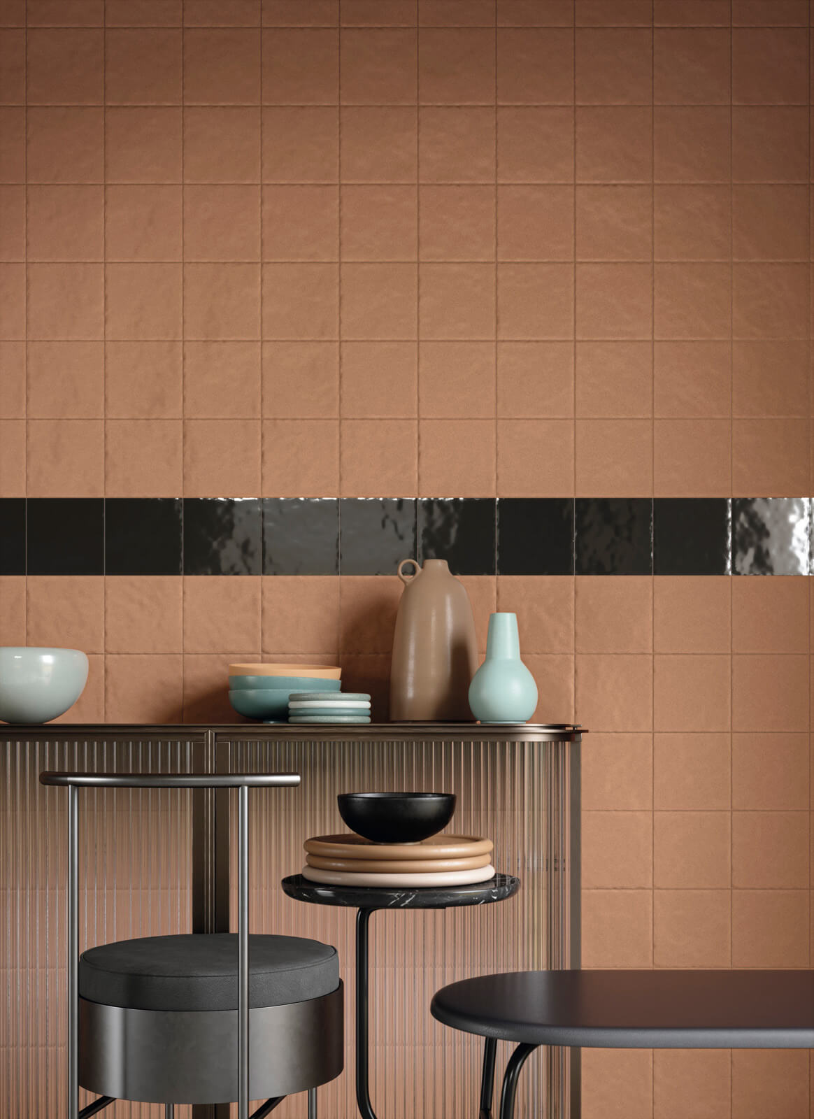 Bottega d'Arte TerreCotte 2 Coin cuisine élégant avec tabourets modernes et ustensiles en céramique, mur en carreaux de céramique orange et noir, collection bottega d'arte terrecotte.